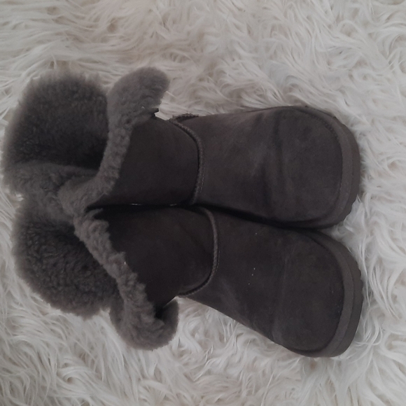 UGG size 4 boots - Picture 3 of 5